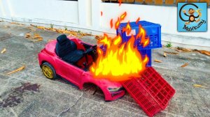 Красная машинка горит, Супергерой её спасает?  Pretend Play
