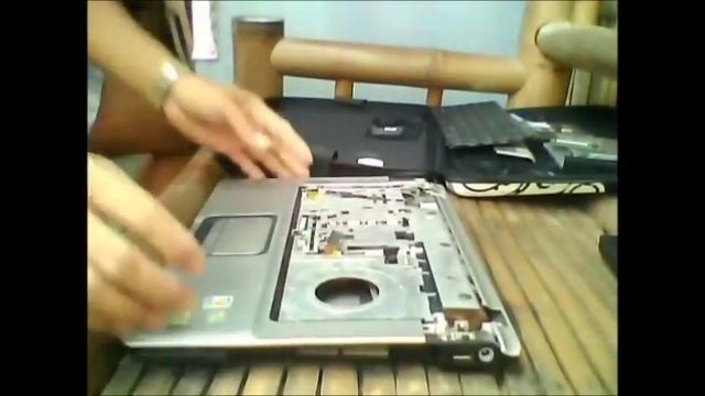 How to Disassemble a Laptop By: Benjie de la Cruz смотреть онлайн