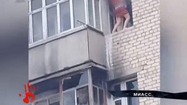 Девушка устроила пьяные танцы на карнизе многоэтажки смотреть онлайн