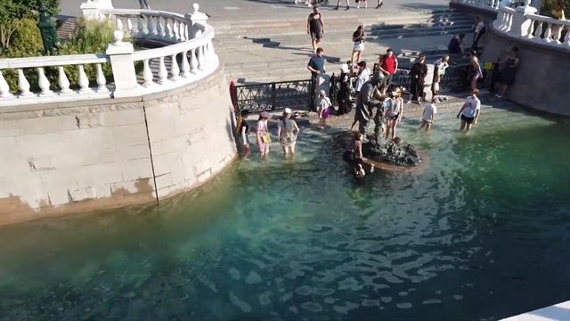 Купаются у Кремля Манежная площадь Фонтанный комплекс в Александровском саду #прогулкапомоскве смотреть онлайн