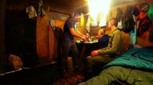 ЖИВЁМ ДВА ДНЯ В СТАРЕНЬКОЙ ИЗБЕ.РЫБАЛКА НА ХАРИУСА В ГЛУХОЗИМЬЕ.ПРОВАЛИЛСЯ! ОТКРЫЛ КУПАЛЬНЫЙ СЕЗОН