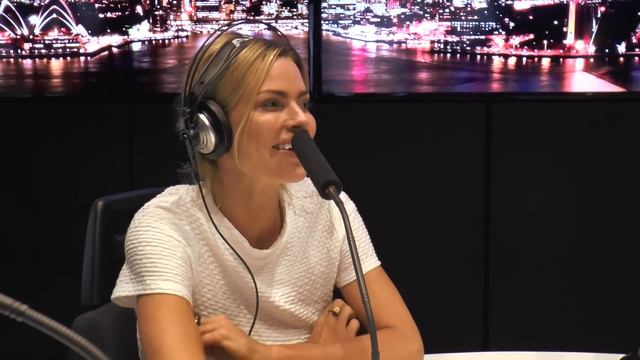 Jackie STEALS Sophie Monk's Phone, Her SECRETS Are Out! смотреть онлайн