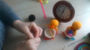 Мастер-класс по вязанию игрушки Цыпленок с корзиной крючком//Часть 3//Сборка и оформление.