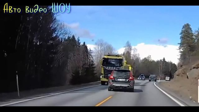 ? Volvo против фуры удар в лоб, водитель сам открыл дверь