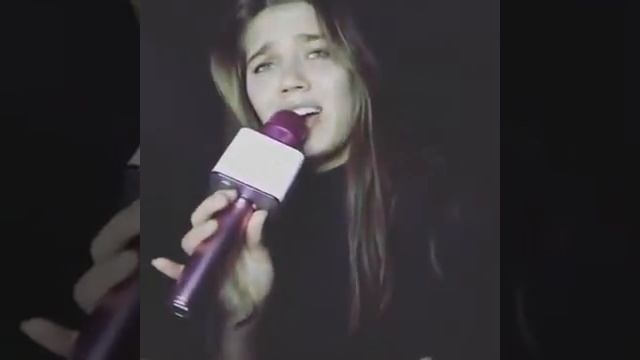 Аиша поет в караоке микрофон TUXUN Q7 Pro песню i see fire смотреть онлайн