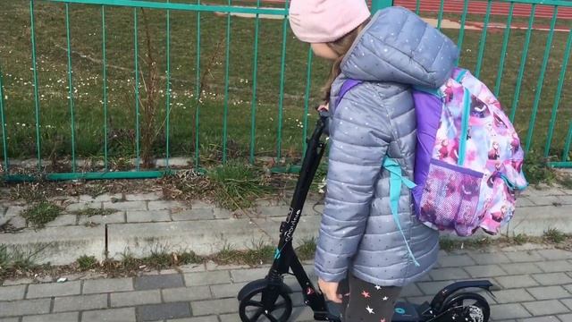 Маша вернулась из лагеря и увидела свой новый самокат!) смотреть онлайн
