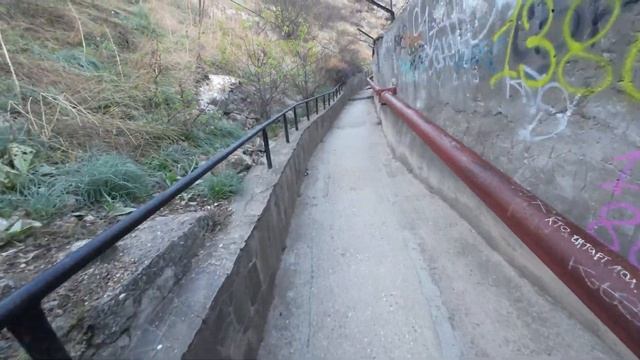 Идем на утес от Большой Севастопольской тропы смотреть онлайн