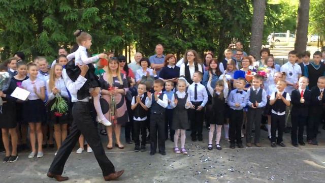 Последний звонок звенит на линейке сш 15 . 30.05.2018 смотреть онлайн