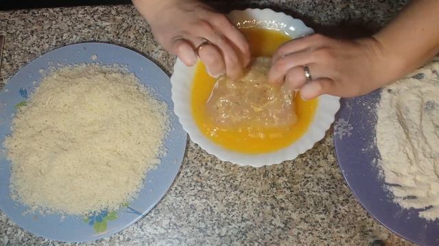 Очень сочная, вкусная куриная грудка с сыром в панировке! смотреть онлайн