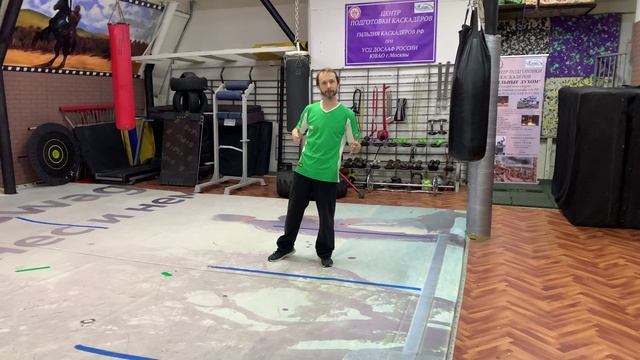 Короткий кувырок вперед (кувырок под себя) смотреть онлайн