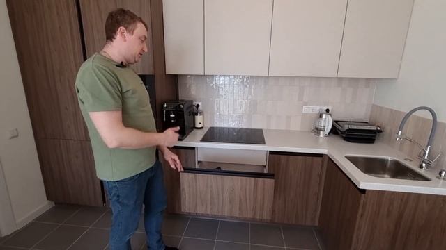 Современная кухня из ЛДСП EGGER в сочетании с пленкой ПВХ Adilet и каменной столешницей смотреть онлайн