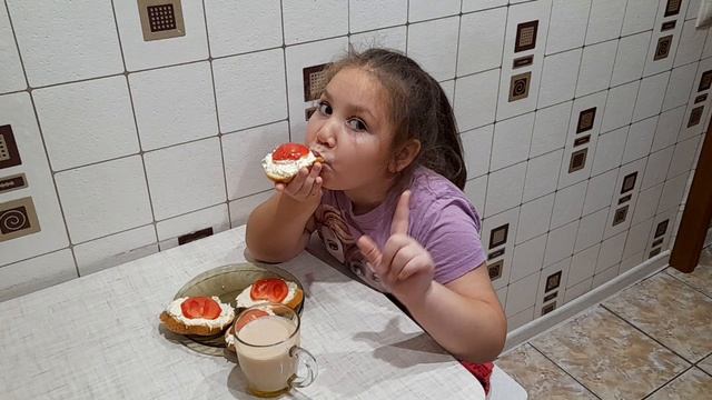 Вечерний перекус...ммм вкуснятина))). Расскажу рецепт) смотреть онлайн