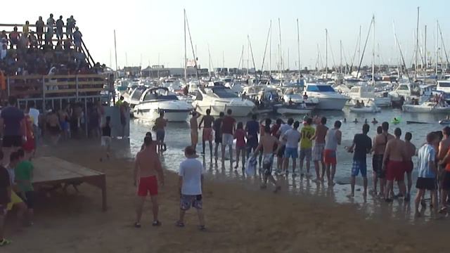Бык прыгнул в воду смотреть онлайн