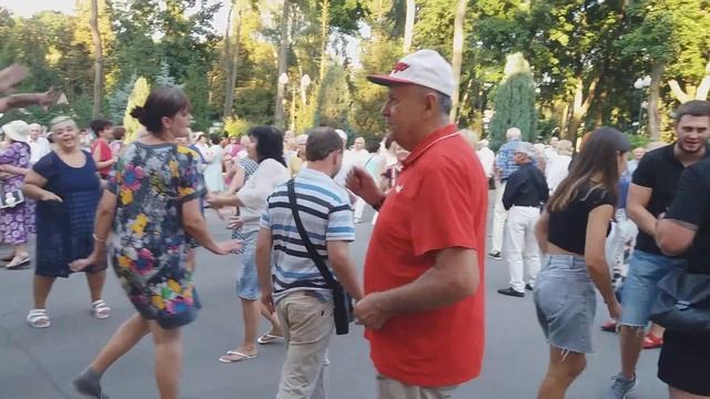 Харьков, танцы в парке, "За четыре моря" смотреть онлайн
