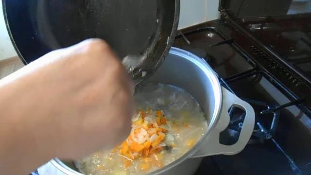Похлёбка из перловки с говяжьими косточками | завершение готовки смотреть онлайн