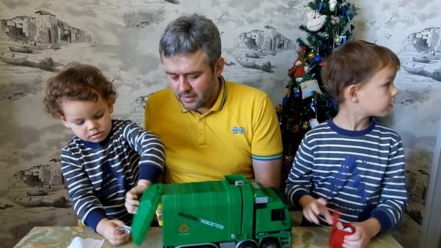 Большой мусоровоз с мусорными баками. Посылка из Китая. смотреть онлайн