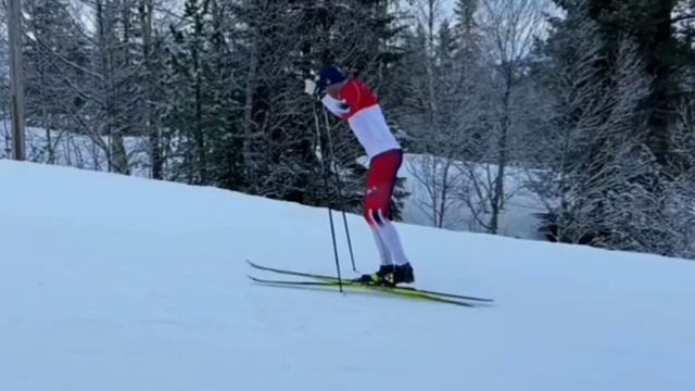 Технические элементы одновременного одношажного конькового хода на примере Эмиля Иверсена 🇧🇻 смотреть онлайн
