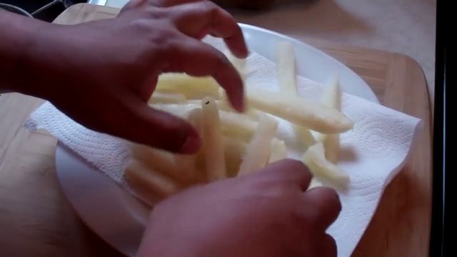 Crispy Golden Cassava (yuca, manioc) Fries. смотреть онлайн