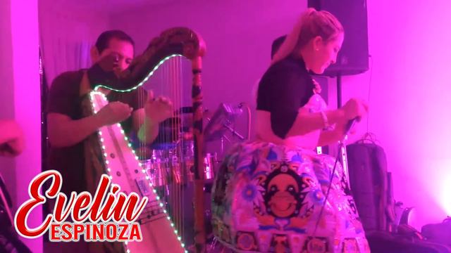 Huaylas //un par de cervezas// Evelin Espinoza смотреть онлайн