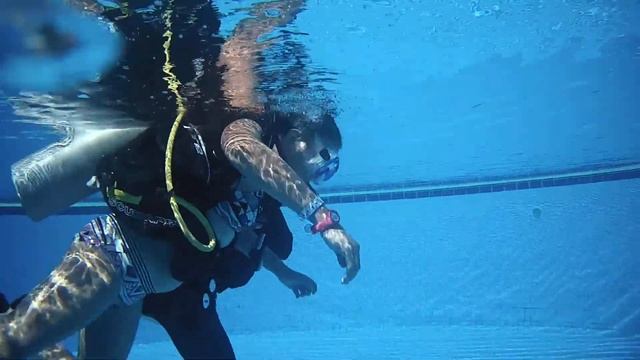 Как Ализе первый раз с аквалангом ныряла. смотреть онлайн