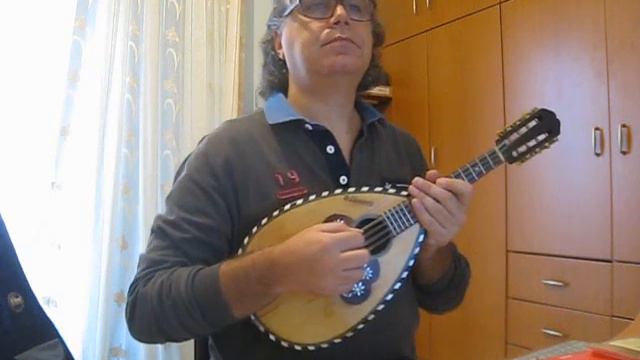 Nikos Rogakos is playing "Santa Lucia" in an old French Antique mandolin. смотреть онлайн