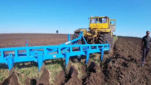 К-700 с новым плугом смотреть онлайн