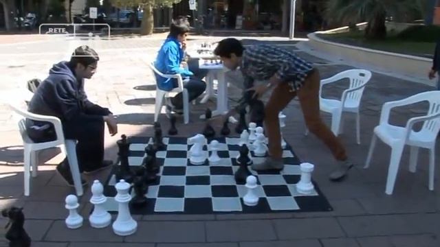 Scacchi - A Montesilvano il 28° Campionato Giovanile смотреть онлайн