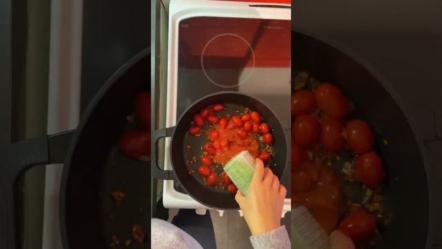 Спагетти с баклажанами и томатным соусом смотреть онлайн