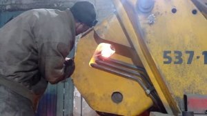 Извлечение пальца из стрелы погрузчика JCB 537-30.