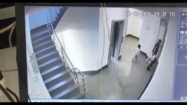 Мужчина подрался с лифтом в Алматы