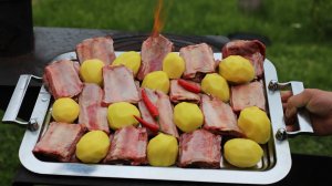 Быстрый обед на даче. Говяжьи ребра с картофелем и грибами в афганском казане.