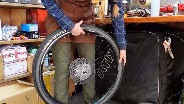 How to change a tubeless mountain bike tire | Syd Fixes Bikes смотреть онлайн