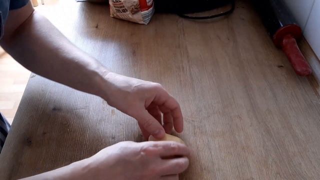 Куриный бульон, переходящий в суп с домашней лапшой смотреть онлайн