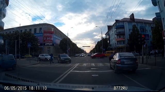 Майкоп. Выезд на красный И поворот из левого ряда направо, видать очень спешил смотреть онлайн