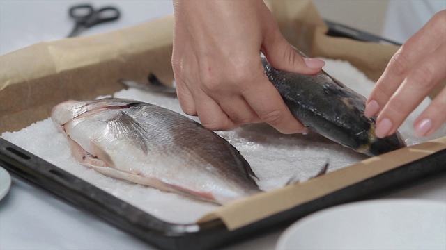 Рыба, запеченная в соли смотреть онлайн