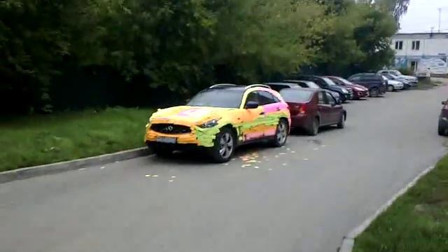 Граффити на асфальте и машина в стикерах 30 лет смотреть онлайн