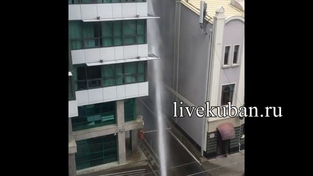 Вода бьет фонтаном из земли на улице Орджоникидзе смотреть онлайн