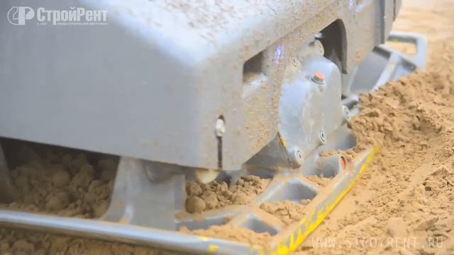 Виброплита 1200кг Wacker Neuson DPU130 трамбует песок на строительно площадке. смотреть онлайн