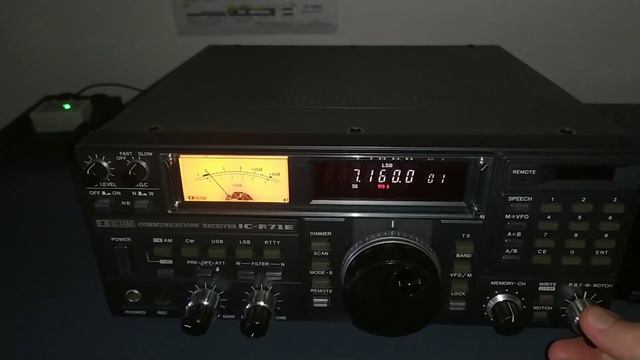 Testing ICOM IC-R71E with MLA-30+ on 40 meter band - SWL смотреть онлайн