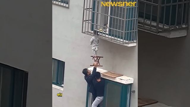 Heroes climbs out the window to save a toddler dangling from 4th-floor смотреть онлайн