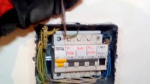 Фаза на "земле" в новой проводке. Откуда?