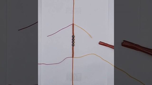 МК плетеный браслет из двух цветов / красная нить / DIY смотреть онлайн