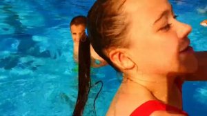 Дети купаются на бассейне/Детям весело купаться с друзьями на бассейне/