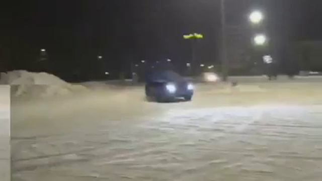 Медведи плавают на льдине смотреть онлайн