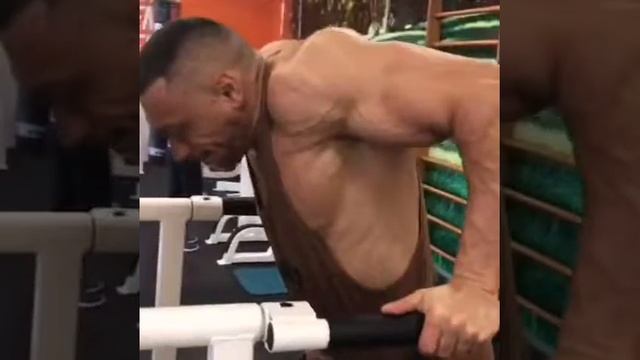 Отжимание на брусьях широким хватом на грудные мышцы смотреть онлайн