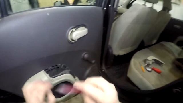 Снимаем дверные карты передних/задних дверей Nissan Micra 2002-2010год смотреть онлайн