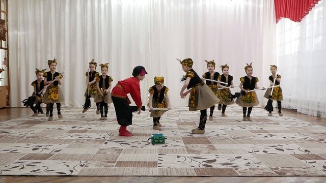 Танец "Я Иванушкой зовусь, Бабку Ёжку не боюсь!" Ансамбль "Задоринки" смотреть онлайн