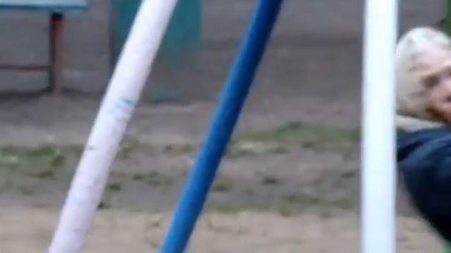 Бабка на качелях.mp4 смотреть онлайн
