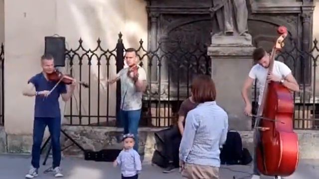 Уличный концерт во Львове смотреть онлайн