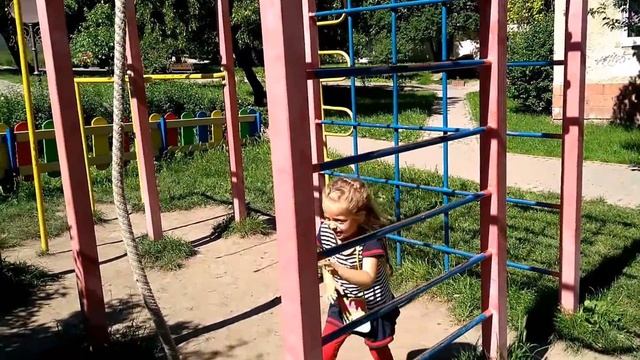 Влог на дитячому майданчику, катаємся із гірки, качелях смотреть онлайн